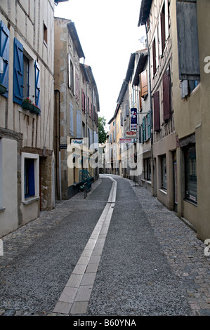 Chambre donnant dans une rue de chalabre sud france maison de façade avec volets en france Banque D'Images