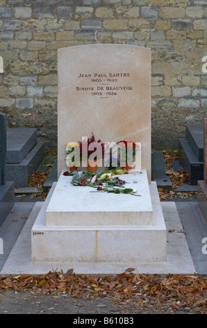 Les graves, y compris la pierre tombale de Jean Paul Sartre et Simone de Beauvoir Cimetière Montparnasse Paris France Banque D'Images