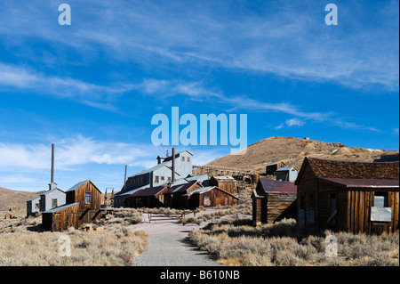 L'usine standard et le mien dans le 19thC ville fantôme de Bodie, près de Bridgeport, la Sierra Nevada, en Californie, USA Banque D'Images