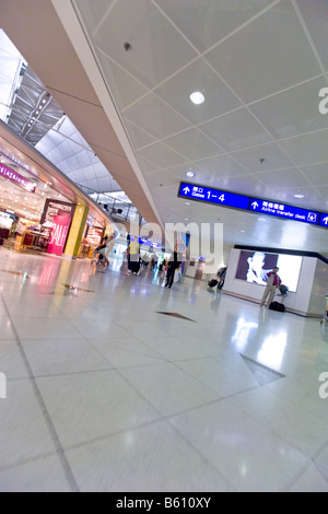 Vue grand angle abstrait des signes d'embarquement et de boutiques à l'aéroport de Chek Lap Kok de Hong Kong. Banque D'Images