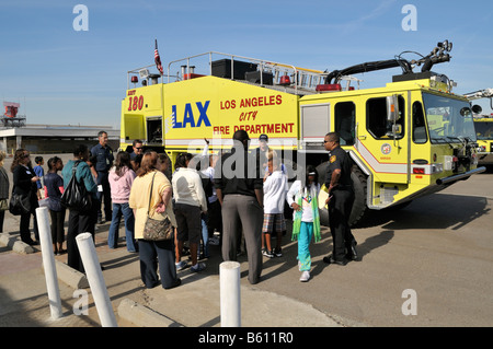 Une classe d'école, visite le musée de la trajectoire de vol à l'Aéroport International de Los Angeles, LAX Banque D'Images