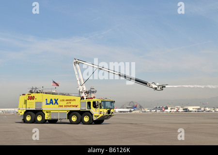 L'un des plus récents l'état de l'art voitures de lutte contre l'incendie à l'Aéroport International de Los Angeles Banque D'Images