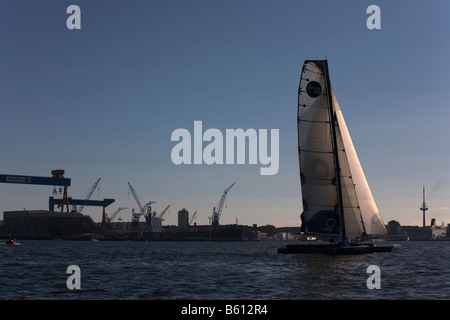 Catamaran, les Anglais de TeamOrigin en face du chantier naval HDW dans l'iShares Cup 2008, Kiel, Allemagne du Nord, la mer Baltique Banque D'Images