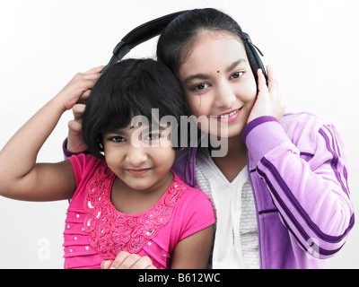 Deux sœurs asiatiques d'écouter de la musique Banque D'Images