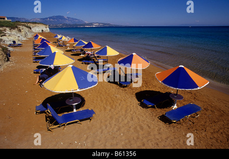 Parasol, chaises longues, la plage Xi sur l'île de Kefalonia, Grèce, Europe Banque D'Images