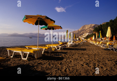 Parasols, chaises longues, la plage de Myrties, dans l'ouest de l'île de Kalymnos, Grèce, Europe Banque D'Images