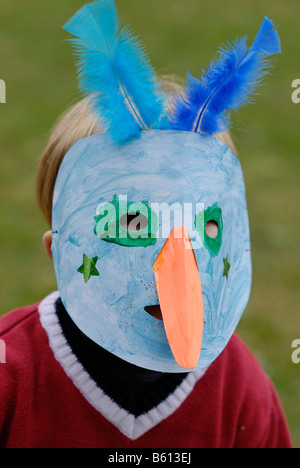 Enfant portant un masque fait maison Banque D'Images