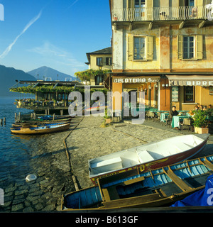 Bord de mer avec des cafés, bars et restaurants, Orta San Giulio au Lago d'Orta, lac d'Orta, Piedmont, Italy, Europe Banque D'Images