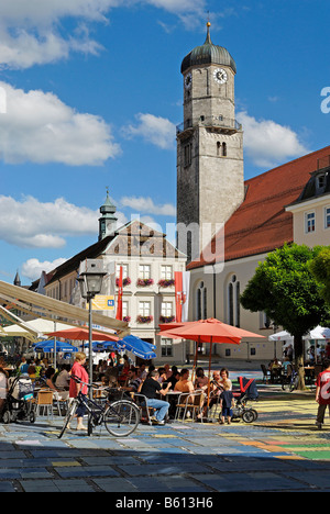 L'ancien hôtel de ville, maintenant un musée de l'histoire locale, et Pfarrkirche Maria Himmelfahrt, Église de l'Assomption, Marienplatz, Mary's Square Banque D'Images