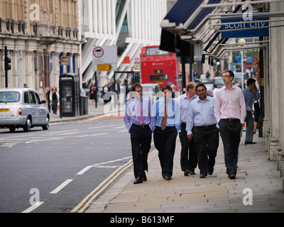 Groupe d'employés de bureau à la ville de Londres rues pendant la pause déjeuner London UK Banque D'Images