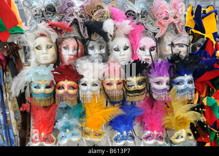 Masques pour les vendre à un stand, Venise, Vénétie, Italie, Europe Banque D'Images