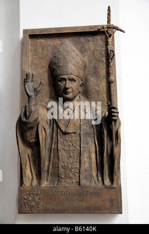 Une plaque commémorative à l'église Frauenkirche, le Pape Benedikt XVI, Arch évêque de Munich et Freising, Munich, Bavière Banque D'Images