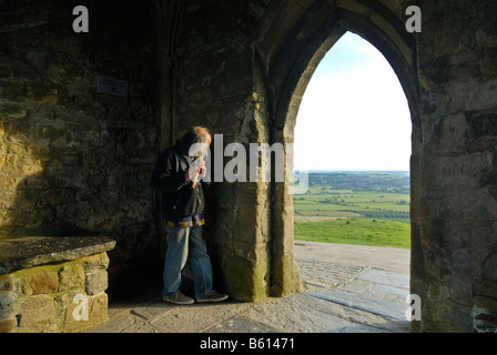 Joueur de flûte à Glastonbury Tor, Ley lines, légende du Roi Arthur, National Trust, Glastonbury, Somerset, Angleterre, Mendip Banque D'Images