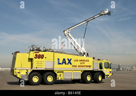 L'un des plus récents l'état de l'art voitures de lutte contre l'incendie à l'Aéroport International de Los Angeles Banque D'Images