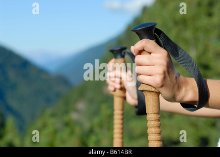 Mains tenant un pôles trekking, détail, jeune femme en randonnée dans les montagnes, forêt, vallée du Stubaital, Tyrol, Autriche, Europe Banque D'Images