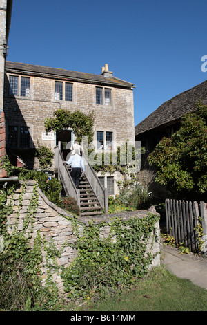 Un couple de monter les escaliers à la poterie de Lacock dans le Wiltshire Lacock Angleterre Banque D'Images