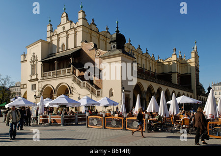 Café de la rue en face de la halle aux draps Sukiennice, à Cracovie, place du marché, Rynek, UNESCO World Heritage Site, Pologne, Europe Banque D'Images