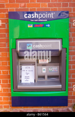 Distributeur de billets ATM machine speedbank en dehors de la Lloyds TSB Bank avec l'écriteau indiquant que la machine est hors service (utilisation) Banque D'Images