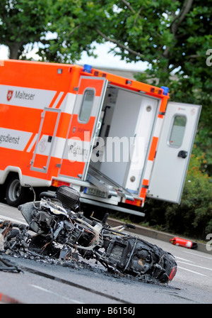 BMW moto Krad brûlé après un grave accident de la circulation en face de l'ambulance, Arnulf-Klett-Platz Banque D'Images