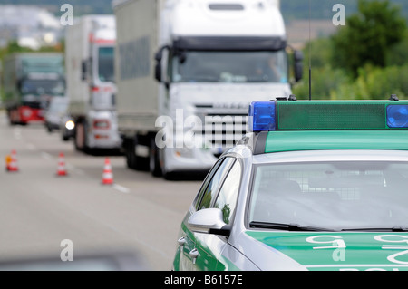 Voiture de police en face de camions, embouteillage après l'accident de la route sur une autoroute, Altingen, Bade-Wurtemberg Banque D'Images