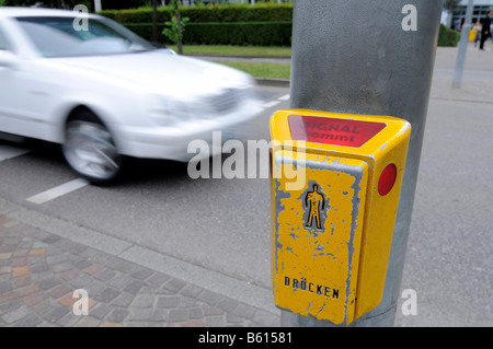 Lumière de passage pour piétons, bouton de demande de label 'signal' à venir est allumé, voiture floue à l'arrière, Stuttgart, Bade-Wurtemberg Banque D'Images