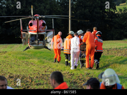 Le patient a été transporté sur une civière d'un hélicoptère de sauvetage suite à un accident grave sur le L 1213 entre Weilheim et Banque D'Images