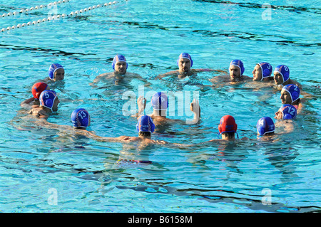 L'équipe de water-polo croate avant le début d'un jeu, les championnats nationaux, l'Allemagne contre la Croatie dans la piscine extérieure sur le Banque D'Images