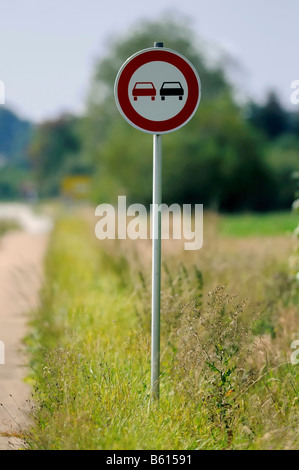 Signe de route sur le bord de rue, dépassement non autorisé, Aldorf, Bade-Wurtemberg Banque D'Images