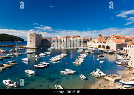 Bateaux amarrés dans le port, dans le centre historique de Dubrovnik, Ragusa, Dubrovnik-Neretva county, Dalmatie, Croatie, Europe Banque D'Images