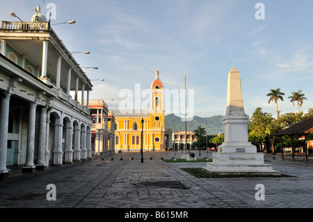 Cathédrale et bâtiments coloniaux, Granada, Nicaragua, Amérique Centrale Banque D'Images