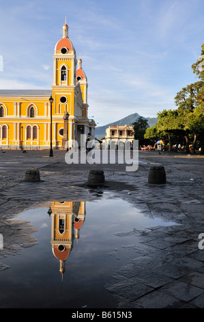 Cathédrale avec la tour de la cathédrale reflète dans une flaque, Granada, Nicaragua, Amérique Centrale Banque D'Images