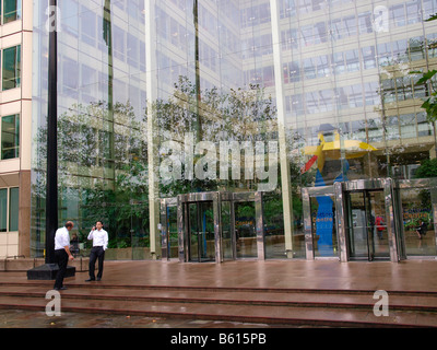 Deux hommes ayant une fumée à l'extérieur en face de leur bureau l'environnement de travail sans fumée London UK Banque D'Images