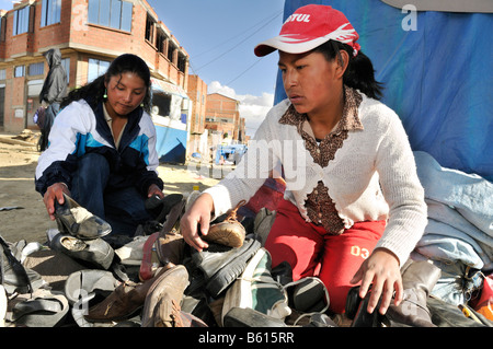 Le travail des enfants, 13 ans, vendeur de chaussures sur le marché d'El Alto, La Paz, Bolivie, Amérique du Sud Banque D'Images