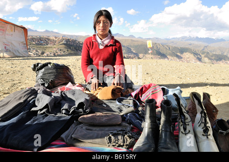 Le travail des enfants, 12 ans, vente de chaussures à la main et de vieux vêtements sur le marché d'El Alto, La Paz, Bolivie, Amérique du Sud Banque D'Images