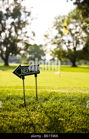 Un signe sur un parcours de golf au Tidewater Inn près de la baie de Chesapeake à Irvington, VA. Banque D'Images