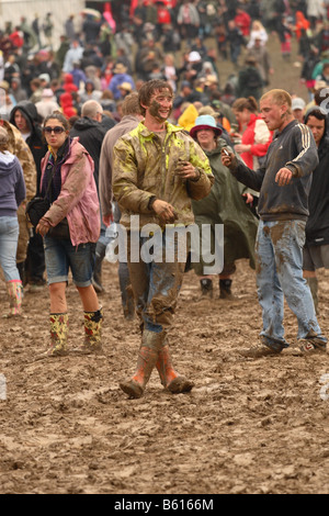 Festival rock de Glastonbury Juin 2008 fans lutte pour rester sur leurs pieds dans la boue glissante conditions générales Banque D'Images