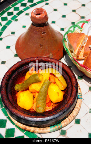 Tajine, spécialité marocaine, dans un pot, dans un restaurant sur place Djemma el Fna, la place 'imposteur' ou 'Square du Banque D'Images