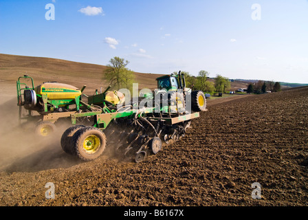 Un tracteur tire un semoir pneumatique à planter des céréales ou des légumineuses au printemps dans la région de Washington Palouse Banque D'Images