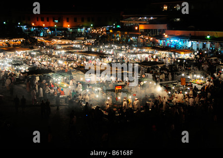 Cookshops la nuit sur la place Djemma el Fna, Marrakech, Maroc, Afrique Banque D'Images