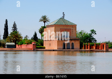 Saadier palais dans les jardins de la Menara, Marrakech, Maroc, Afrique Banque D'Images