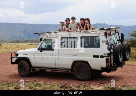 Les touristes en safari dans un véhicule à quatre roues motrices, Lake Manyara National Park, Tanzania, Africa Banque D'Images