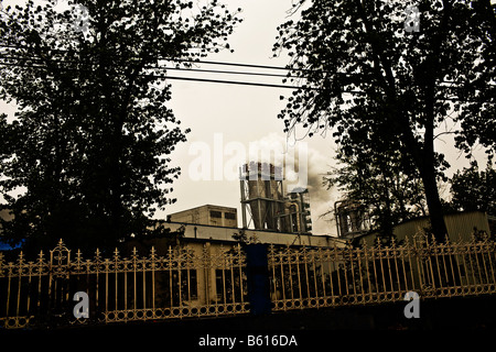 Une usine émet de la fumée dans une pipe à Beijing en Chine en avril 2008 Banque D'Images