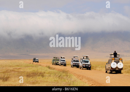 Les touristes dans plusieurs véhicules à quatre roues motrices au cours de l'observation de la faune, le Ngorongoro Crater, de la Ngorongoro Conservation Area Banque D'Images