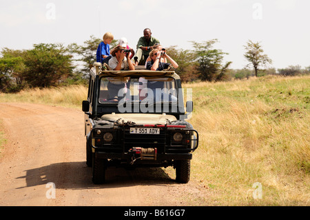 Les touristes en safari, Serengeti National Park, Tanzania, Africa Banque D'Images