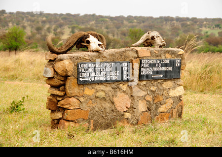 Panneau routier près de la Lobo Wildlife Lodge, Serengeti National Park, Tanzania, Africa Banque D'Images