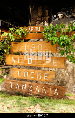 Signe devant le Lobo Wildlife Lodge, Serengeti National Park, Tanzania, Africa Banque D'Images