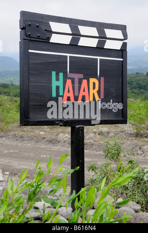 Panneau à l'entrée de Hatari Lodge, ancienne ferme de Momella Hardy Krueger sen., Parc National d'Arusha, Tanzania, Africa Banque D'Images