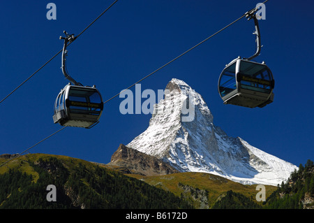 Gondoles vides du téléphérique Matterhorn-Express de fer, en face du Mont Cervin, Zermatt, Valais, Suisse, Europe Banque D'Images