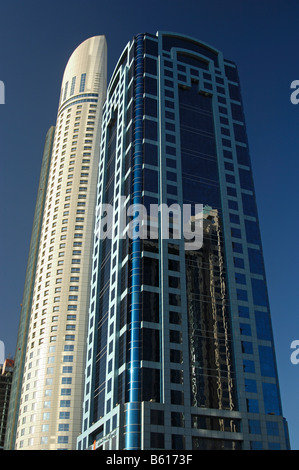 Tours, Park Place Tower derrière la tour du monde l'API, Sheikh Zayed Road, Dubaï, Emirats Arabes Unis Banque D'Images