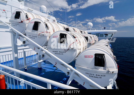 Récipients d'embarcations gonflables sur le côté d'un traversier de l'océan, de la Méditerranée, Europe Banque D'Images